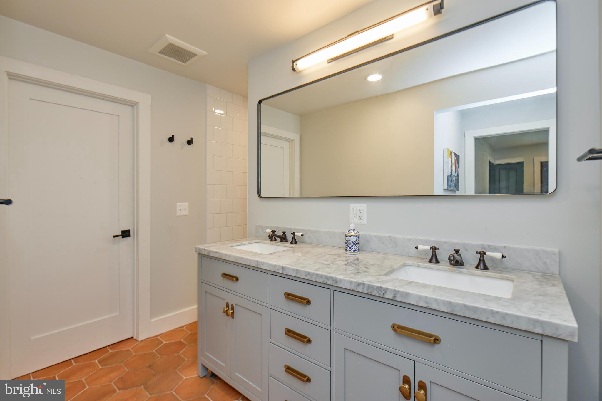 915 DESALE STREET SW