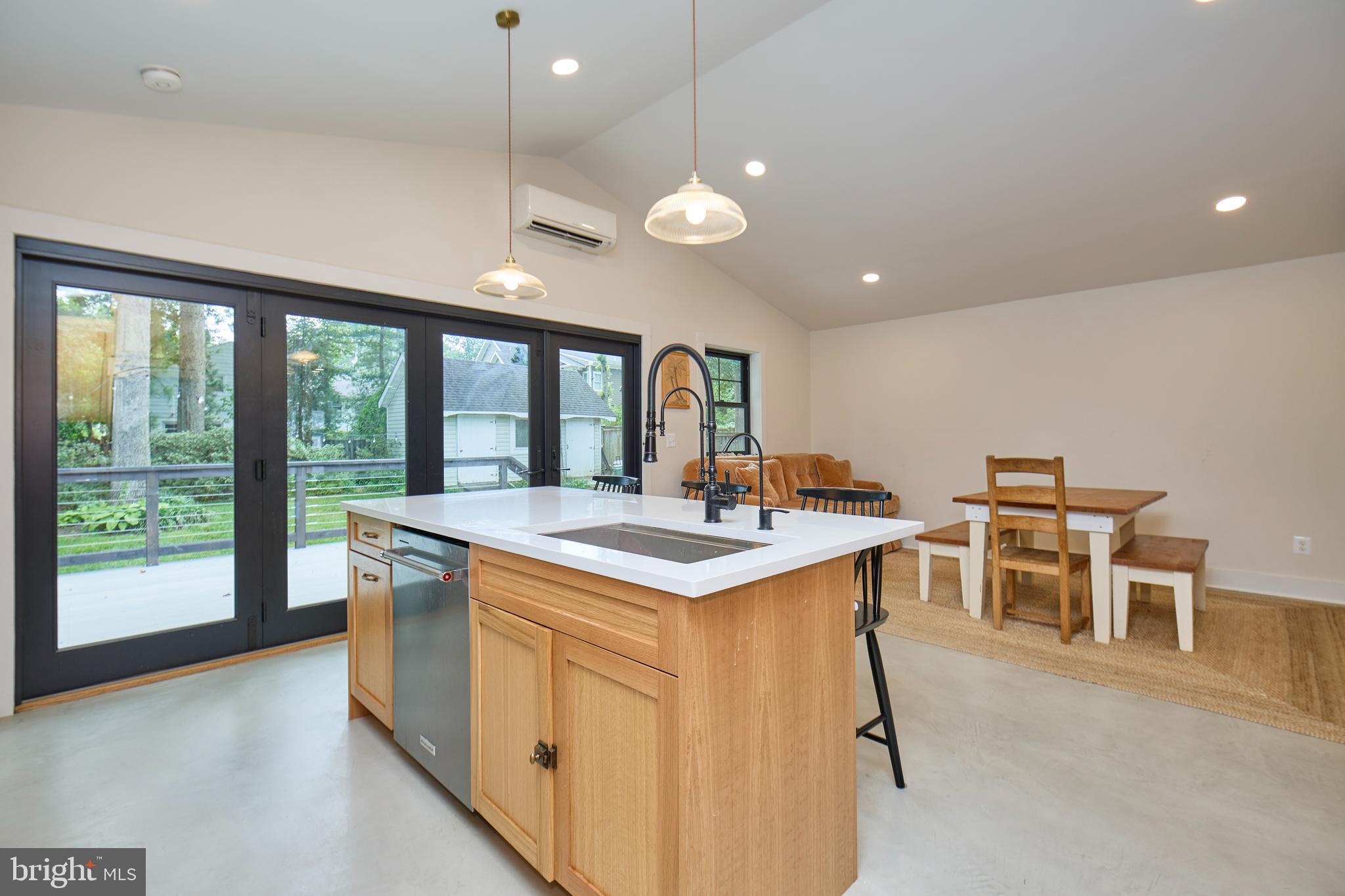 915 DESALE STREET SW