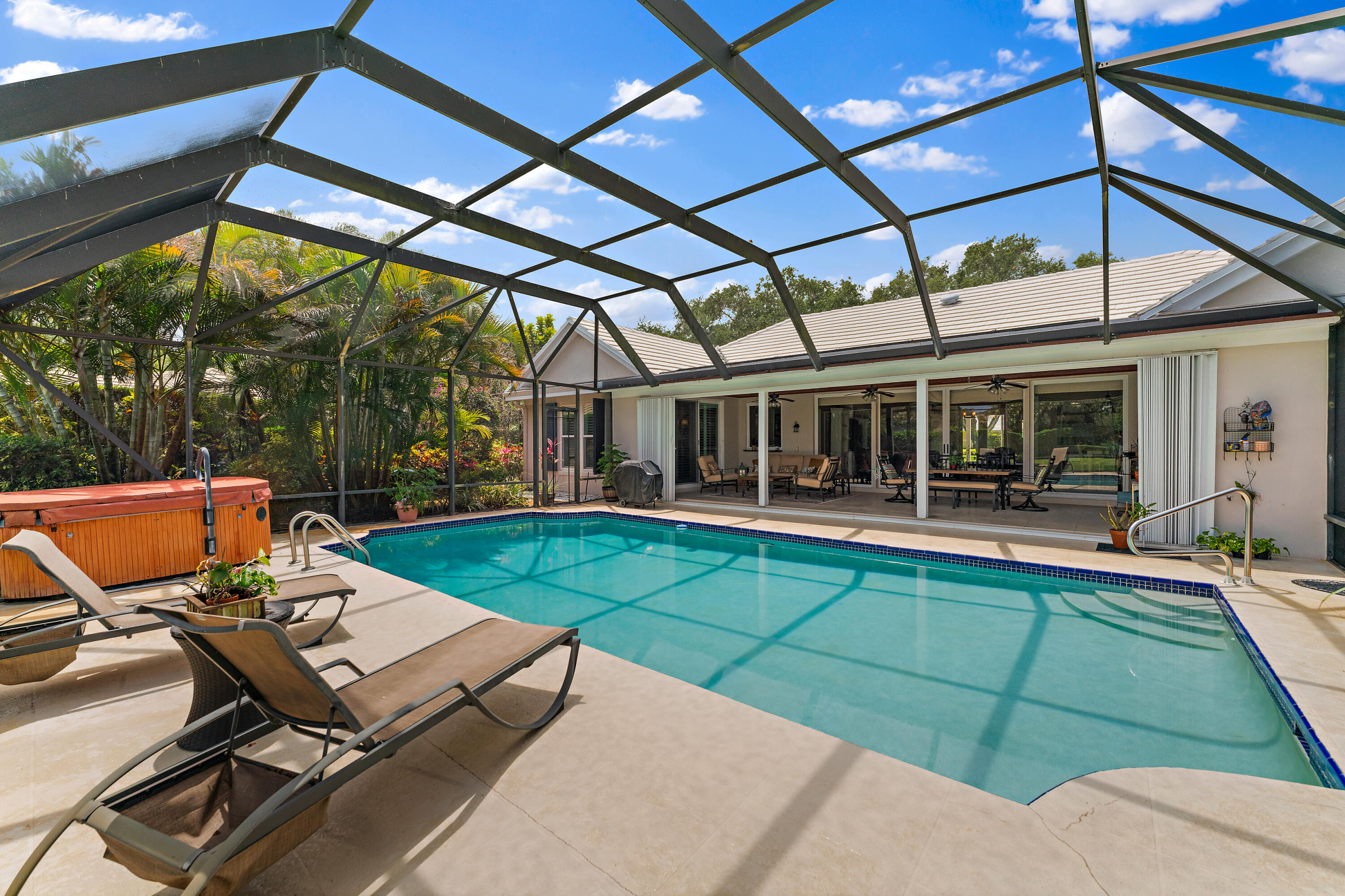 10100 SE White Pelican Way