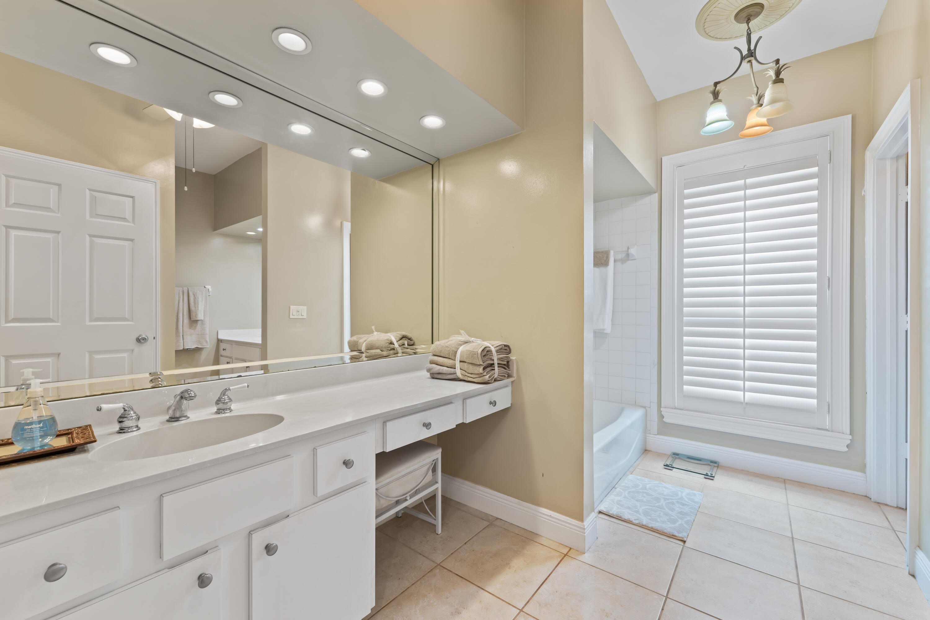 10100 SE White Pelican Way