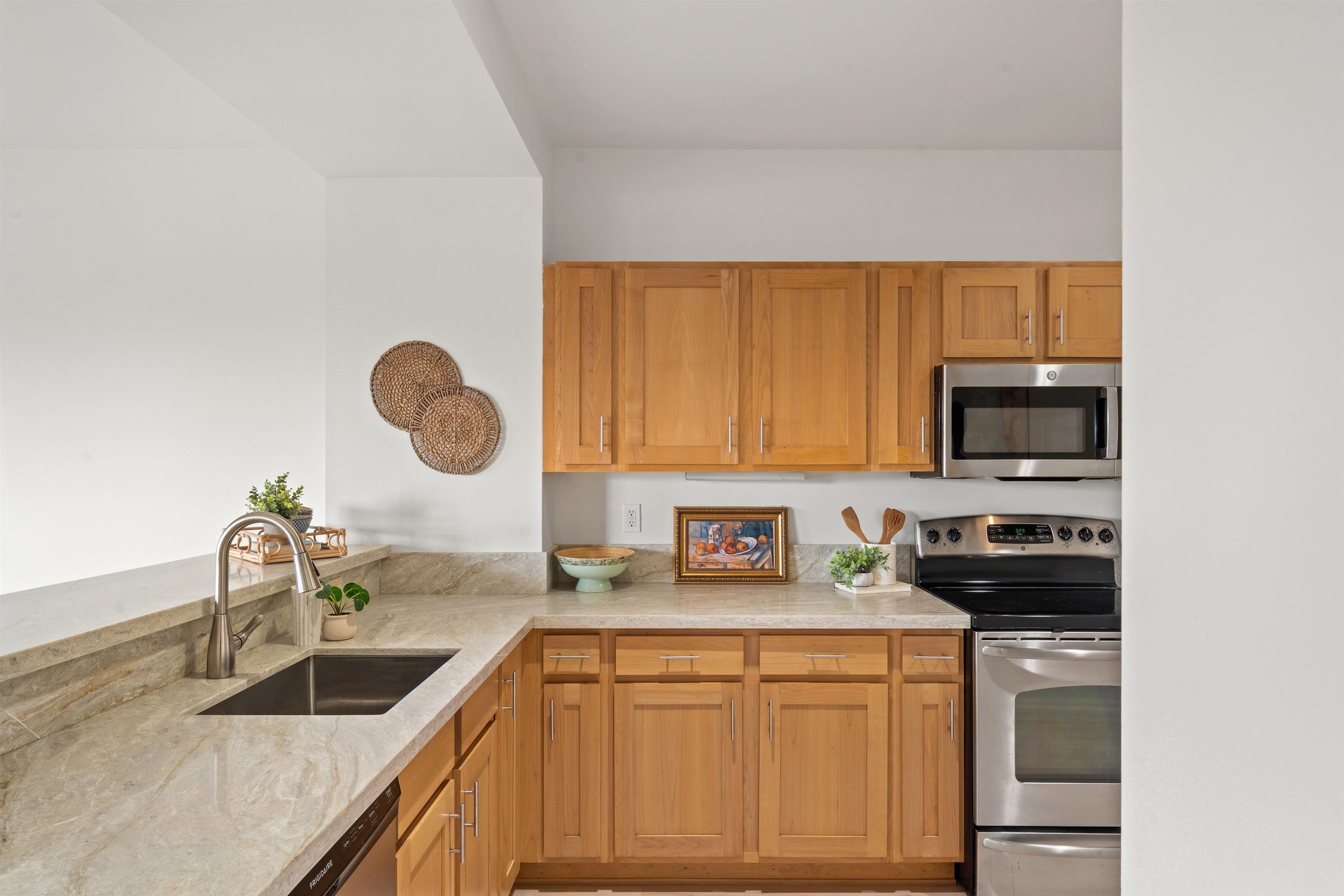 3708 LOWER HONOAPIILANI Rd Unit: E20