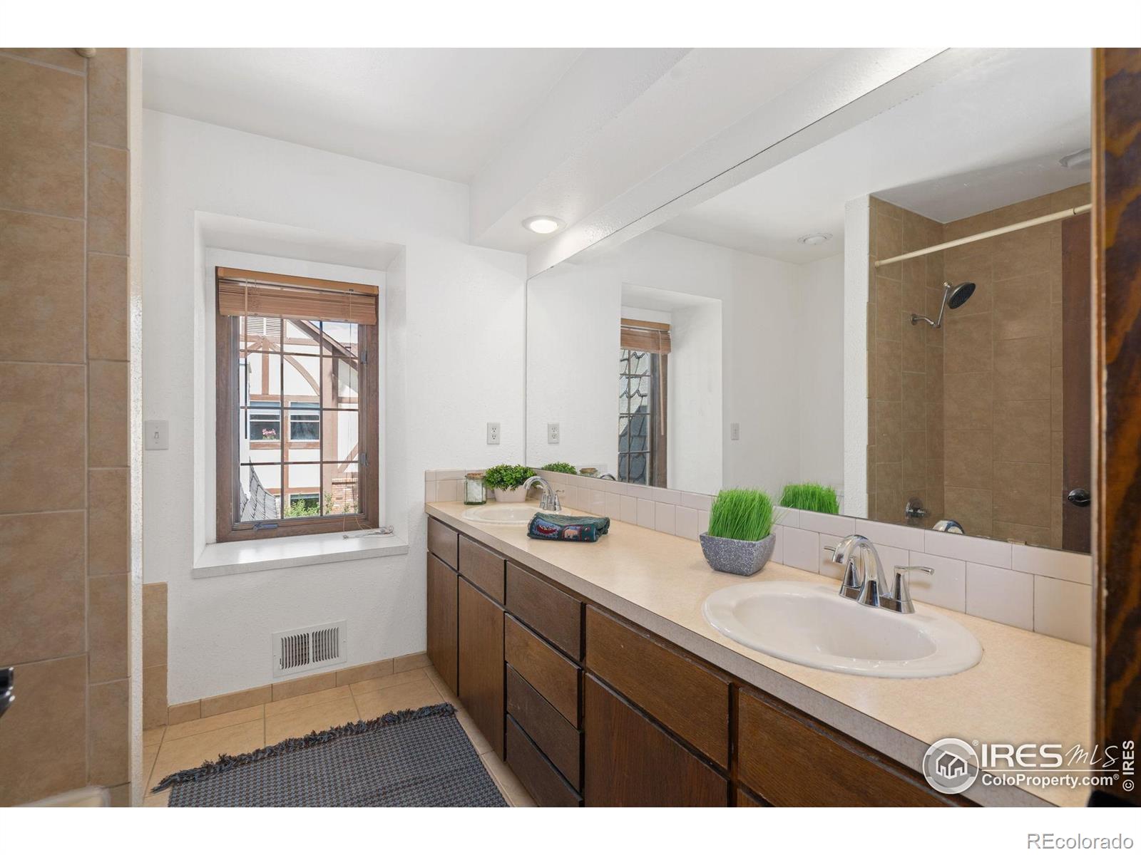 3131 Hiawatha Drive