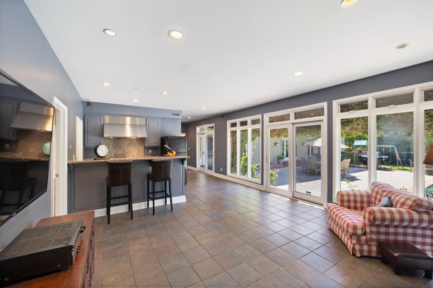 452 Roblar Avenue