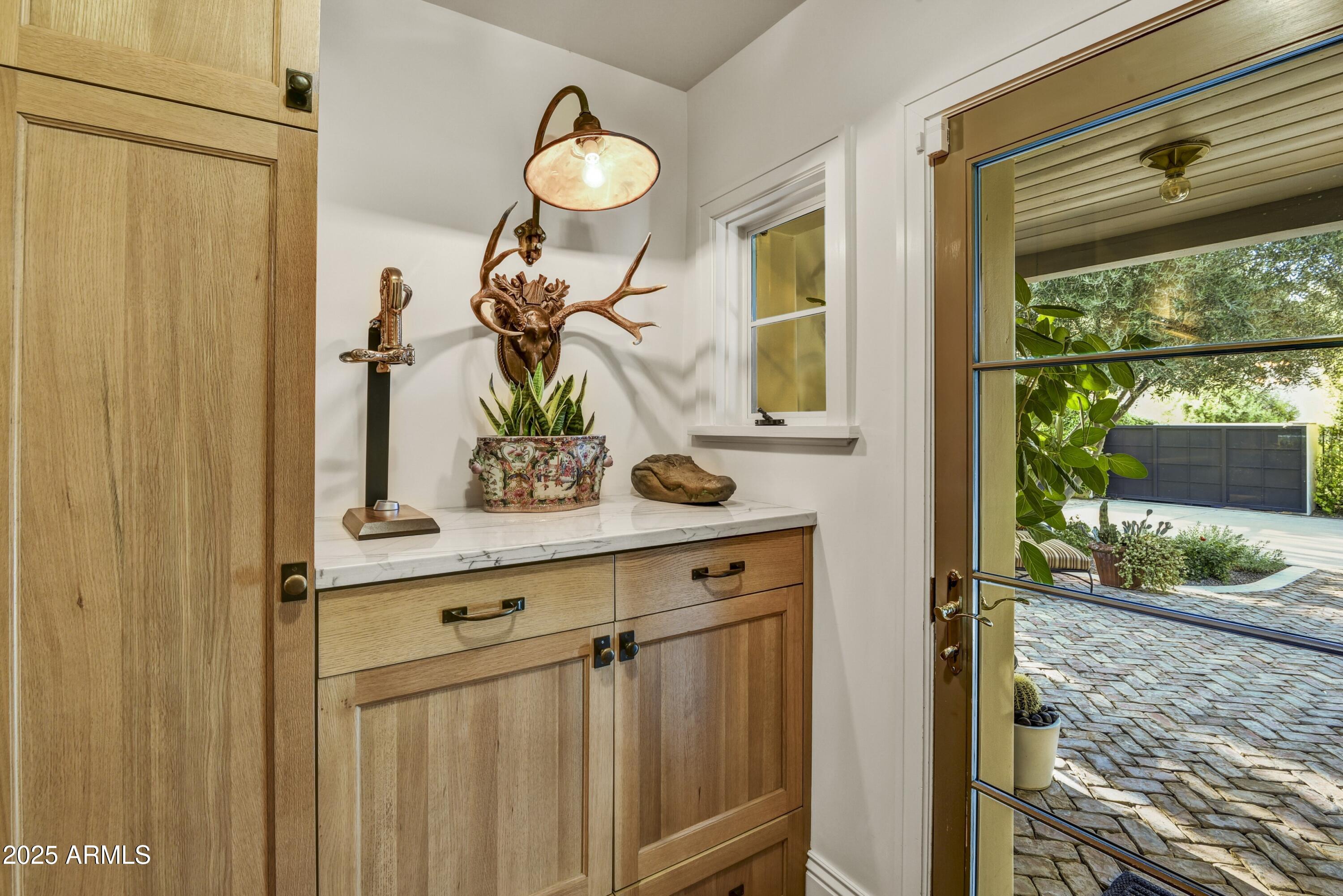 3007 N MANOR Drive W