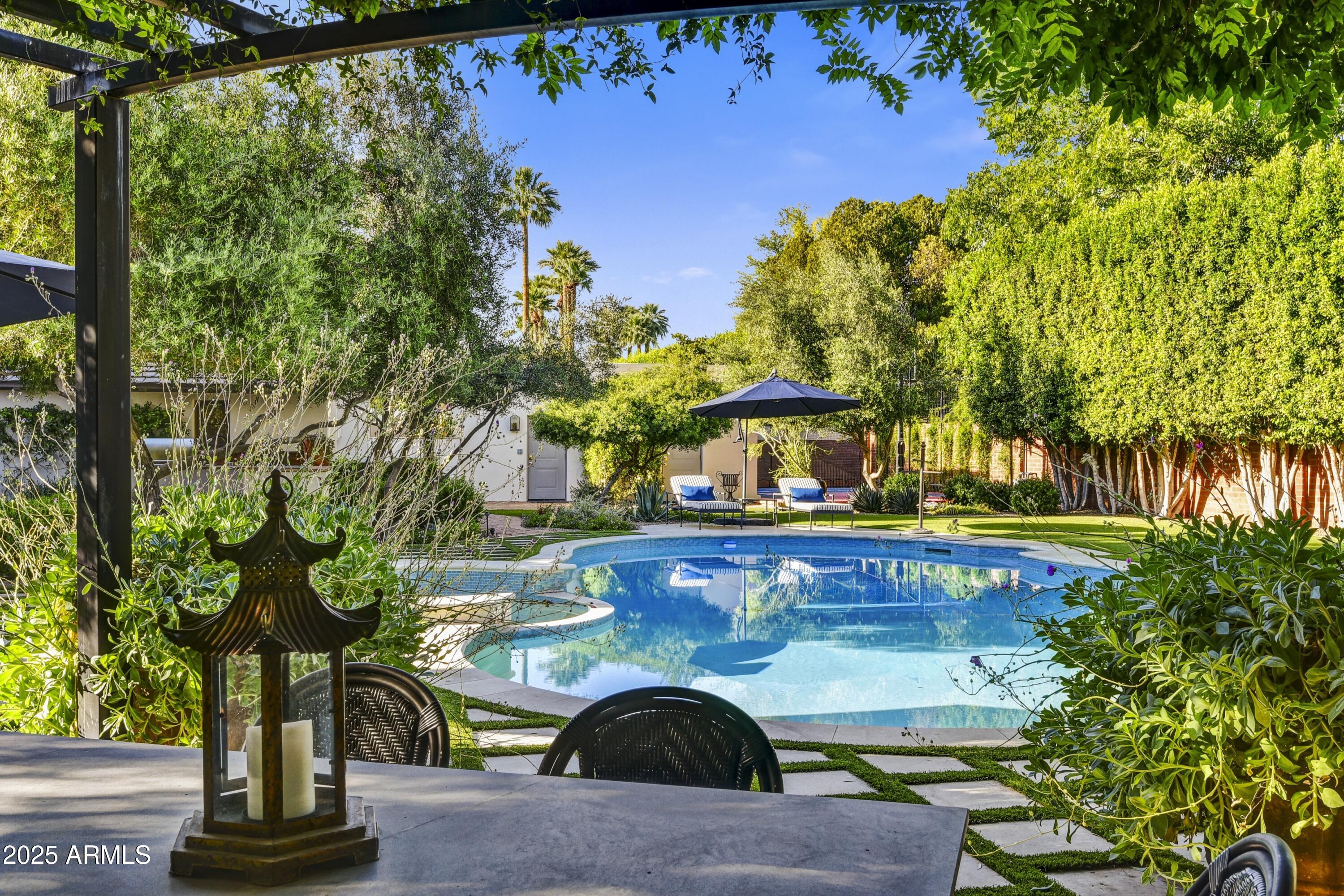 3007 N MANOR Drive W