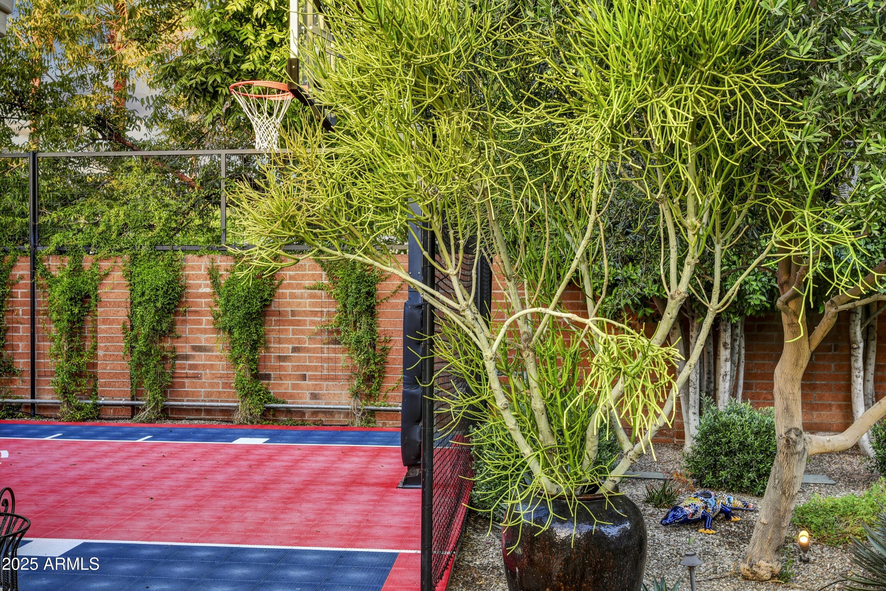 3007 N MANOR Drive W