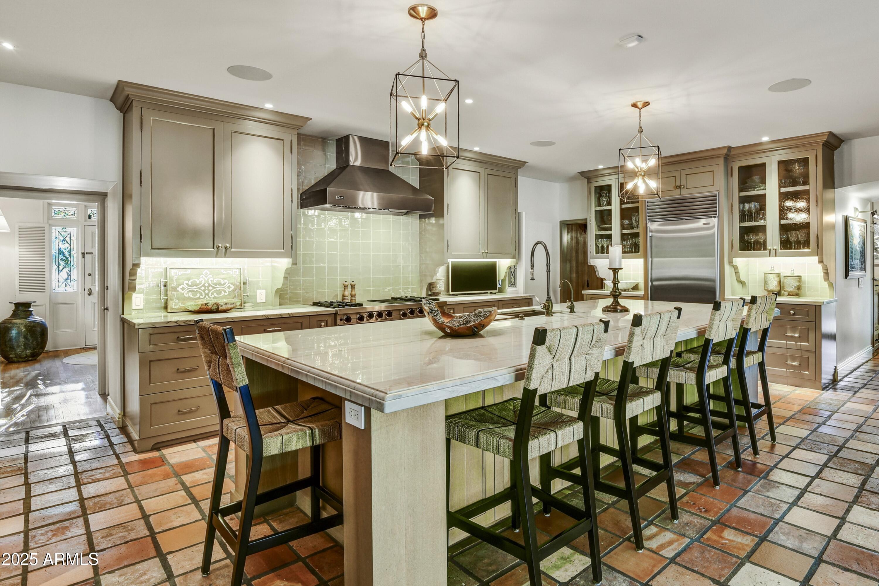 3007 N MANOR Drive W