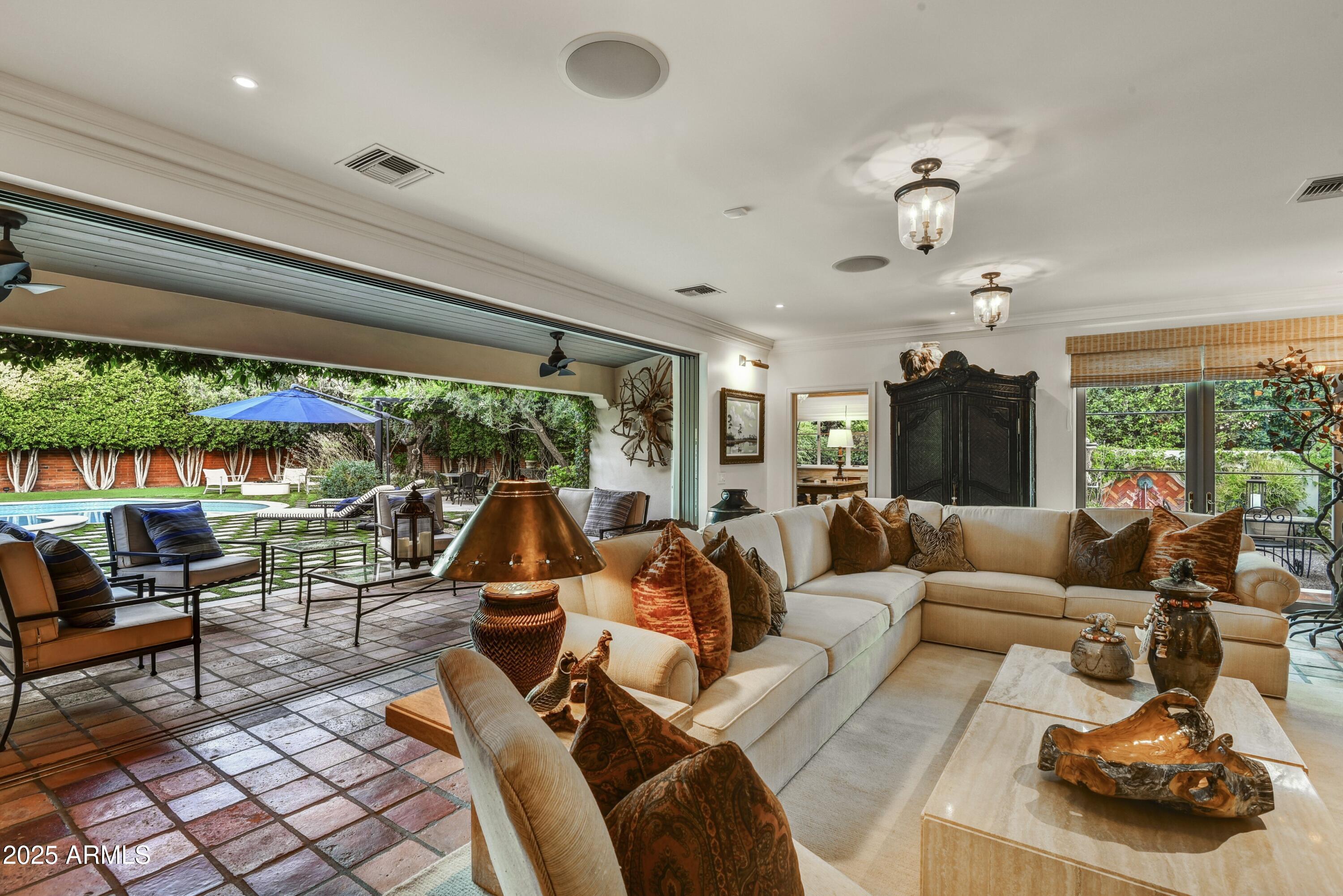 3007 N MANOR Drive W