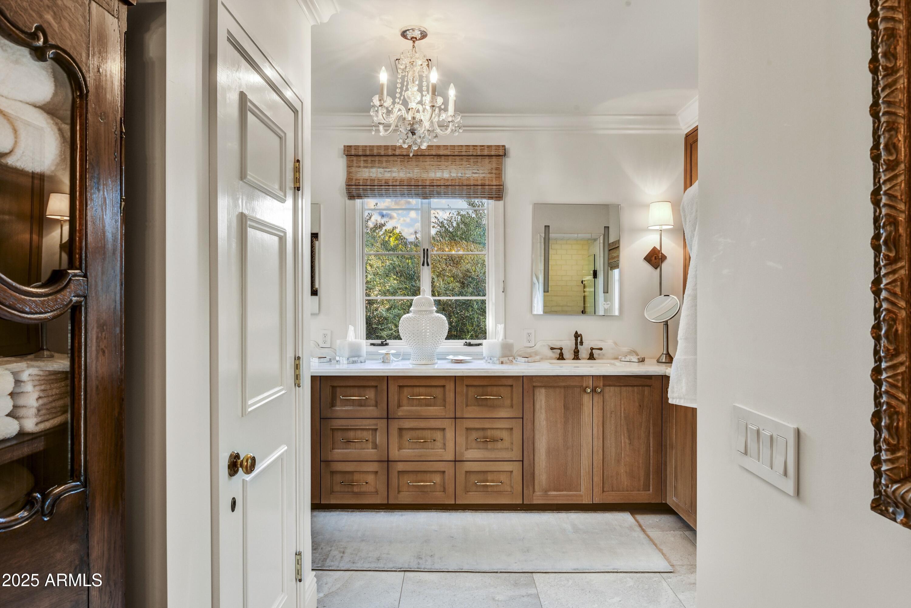 3007 N MANOR Drive W