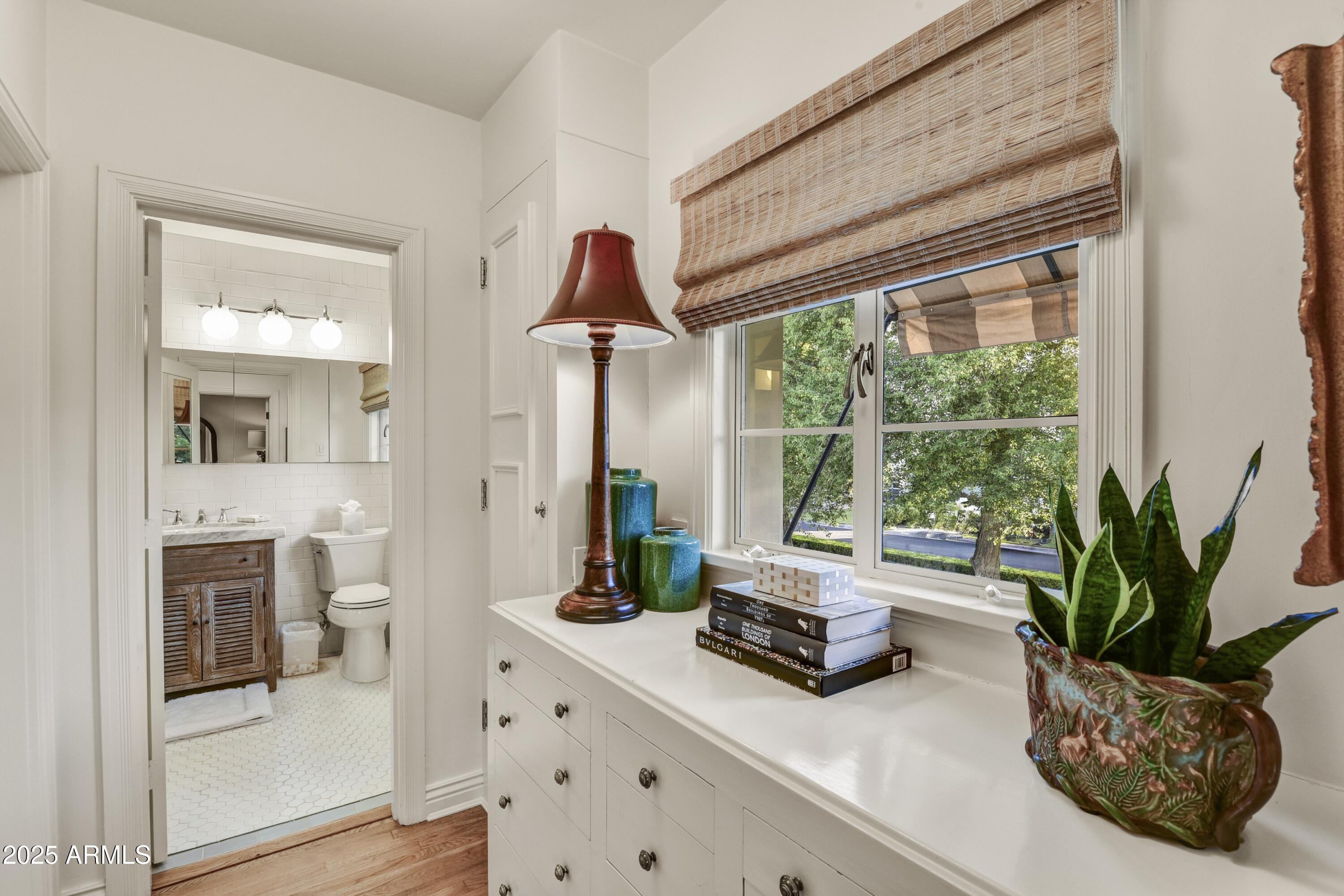 3007 N MANOR Drive W