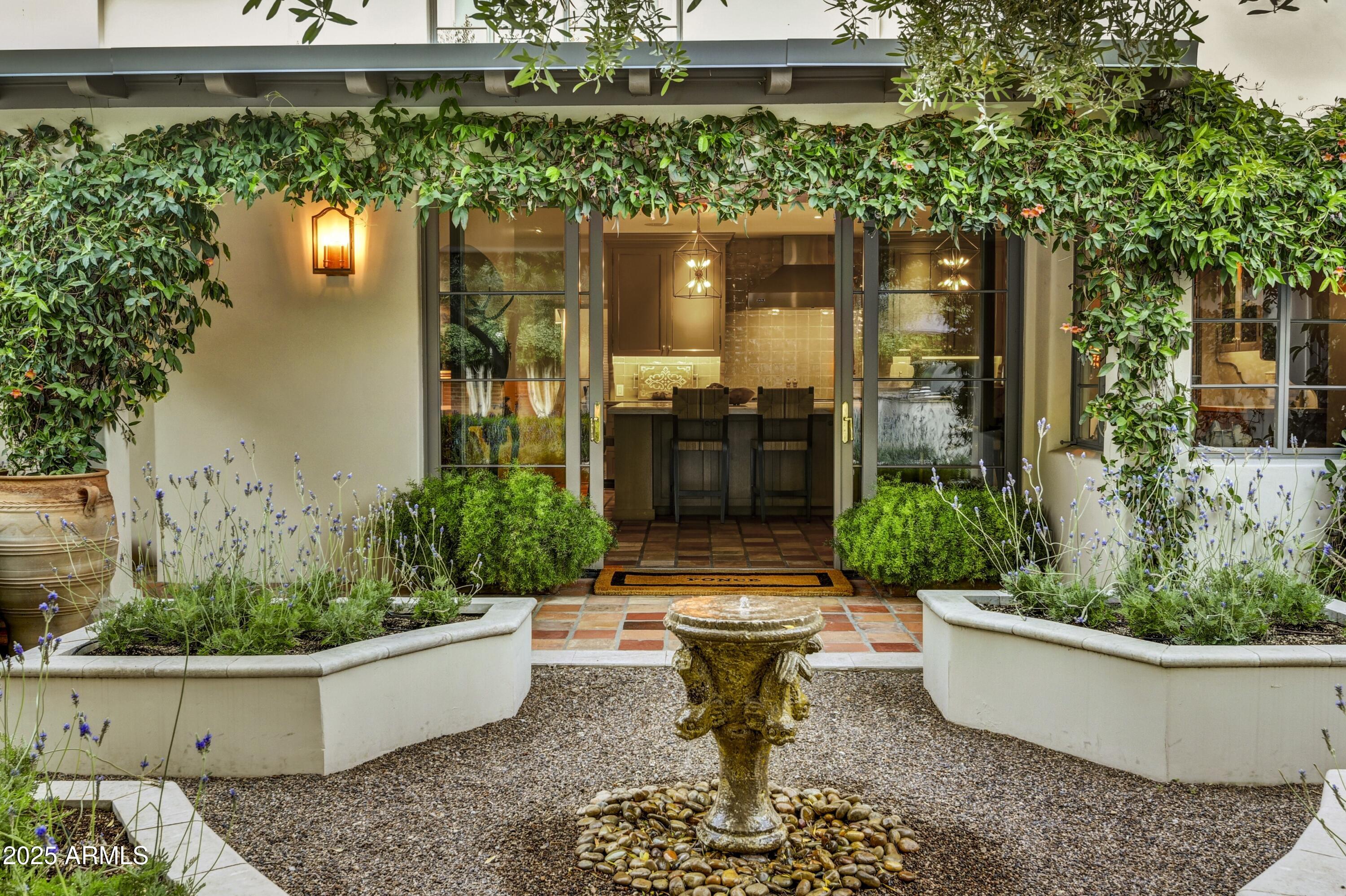 3007 N MANOR Drive W