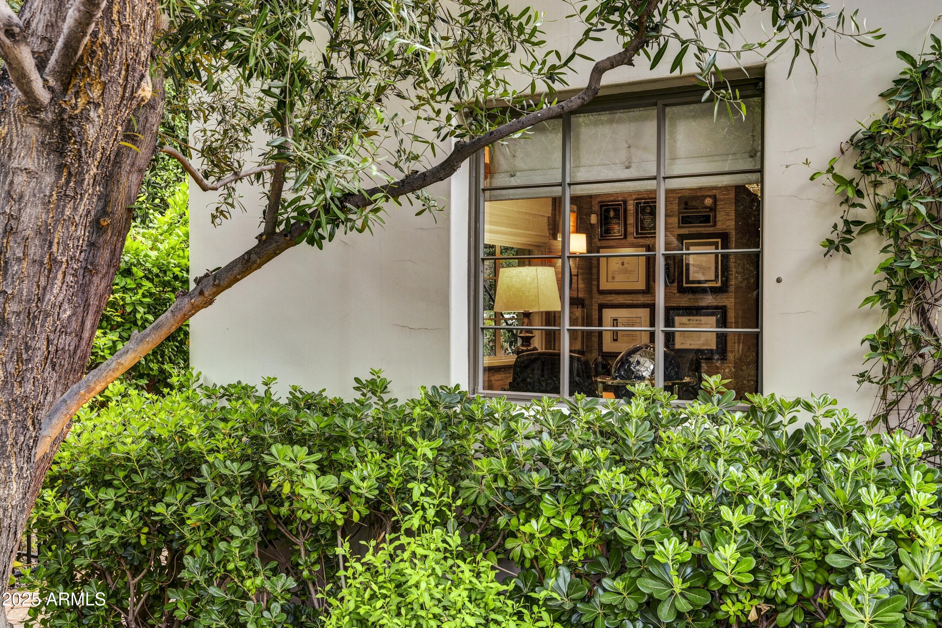 3007 N MANOR Drive W