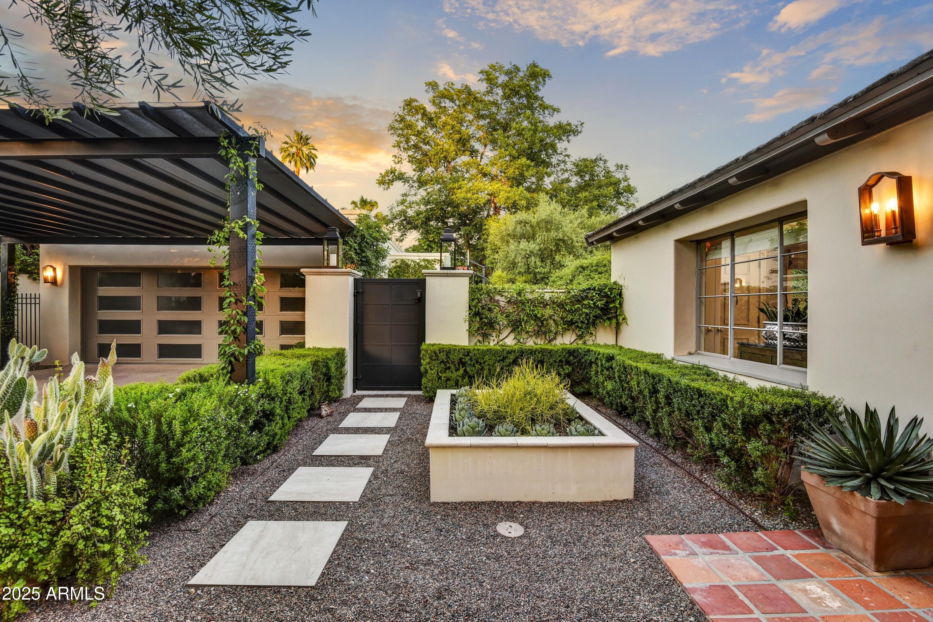 3007 N MANOR Drive W