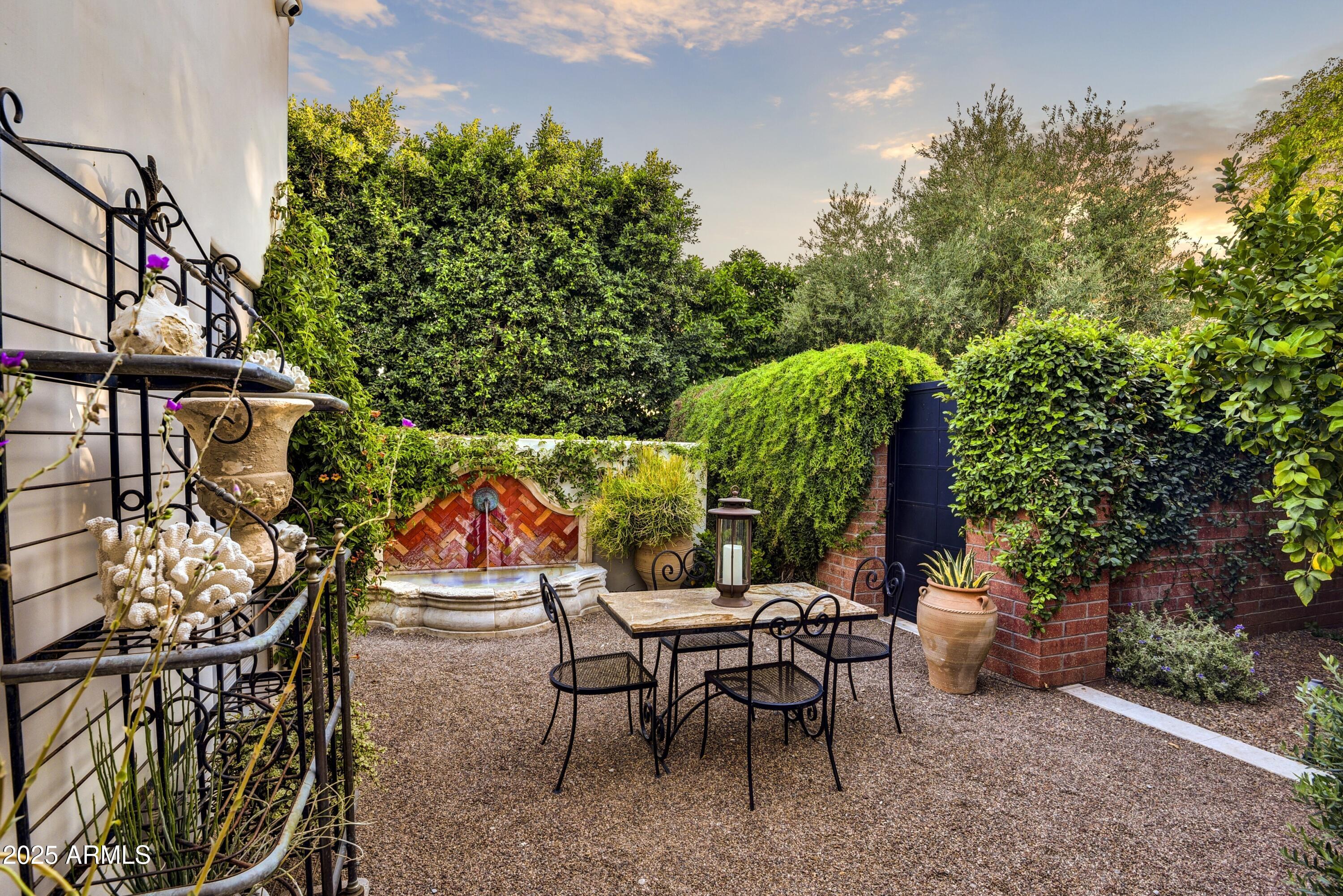 3007 N MANOR Drive W