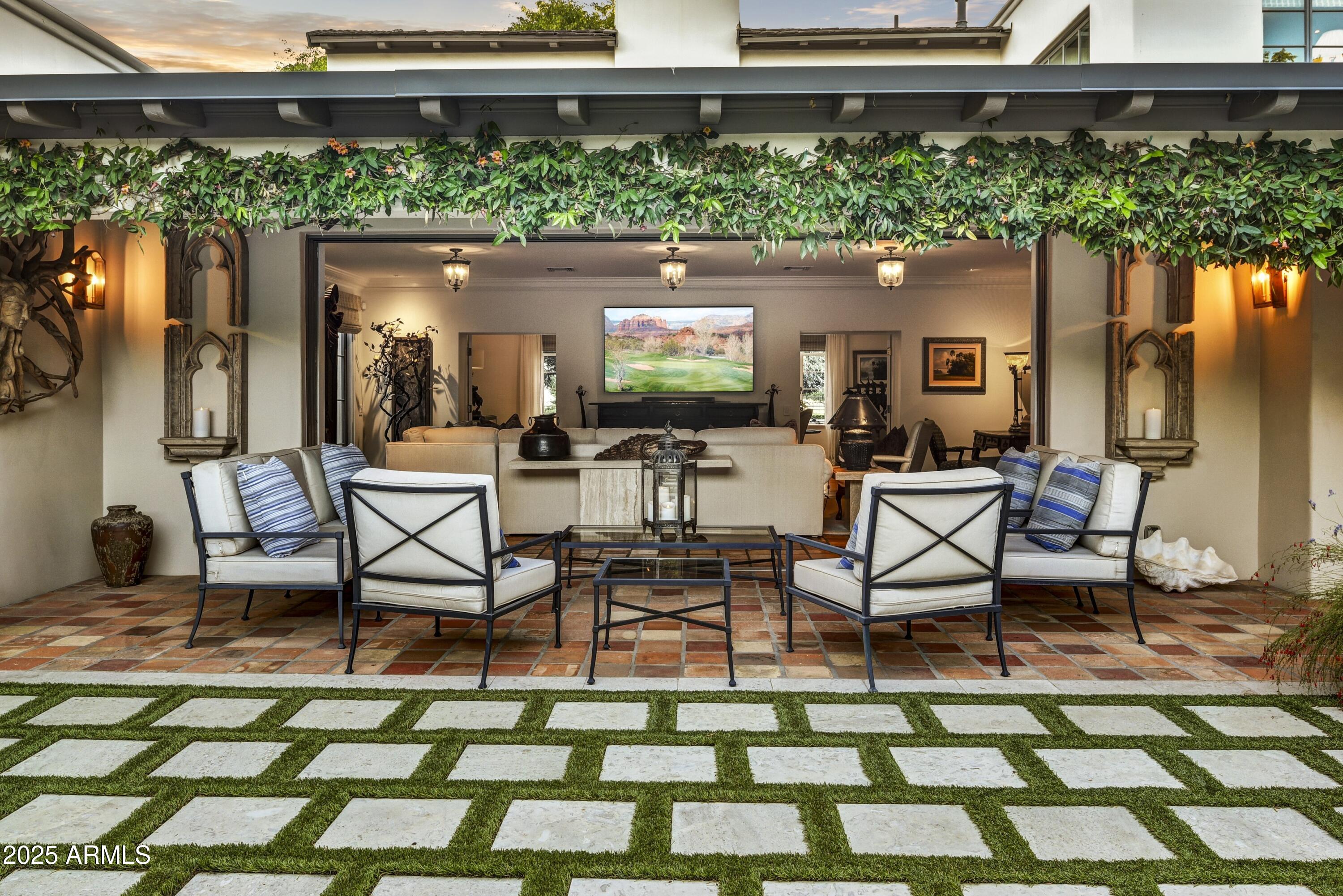 3007 N MANOR Drive W