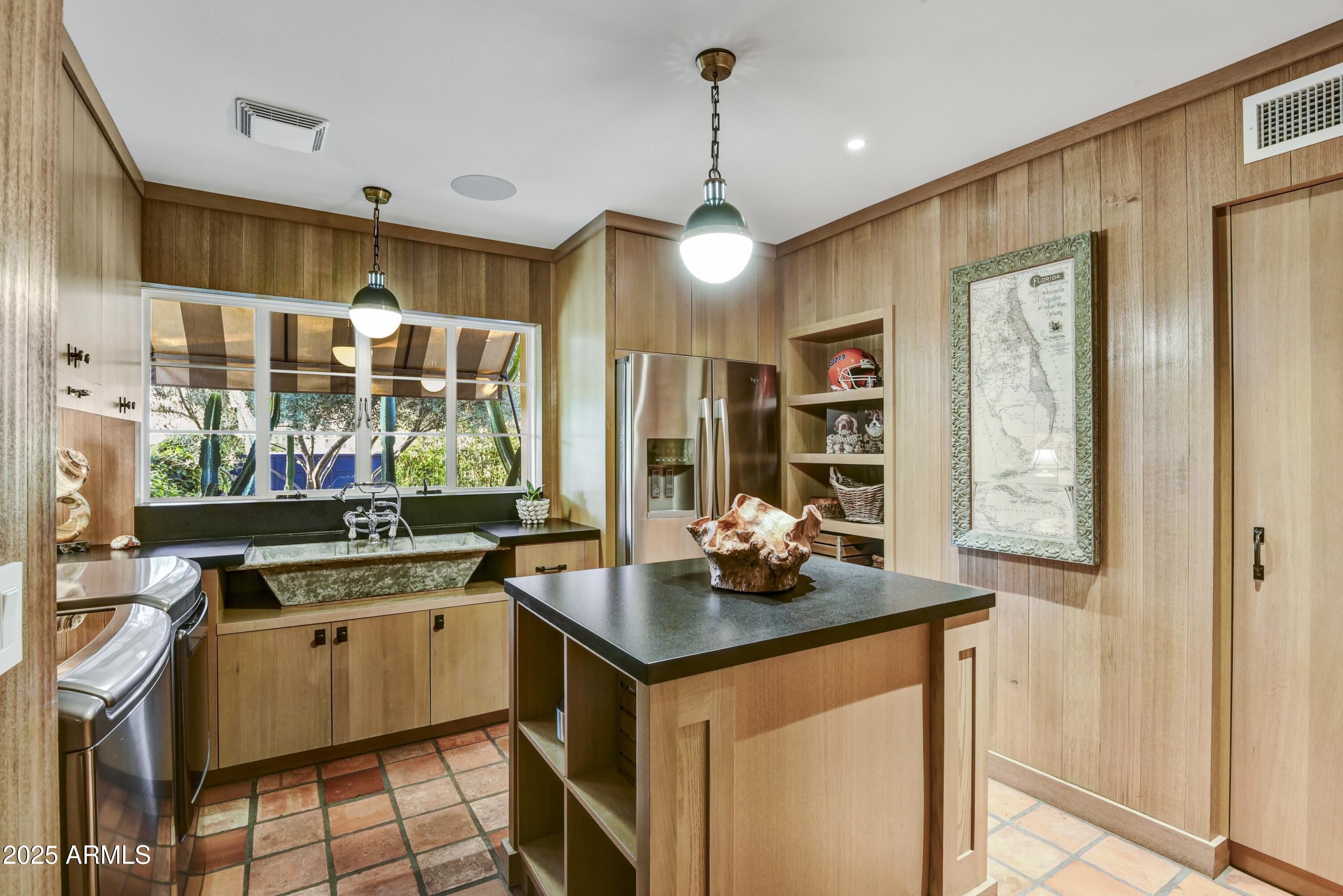 3007 N MANOR Drive W