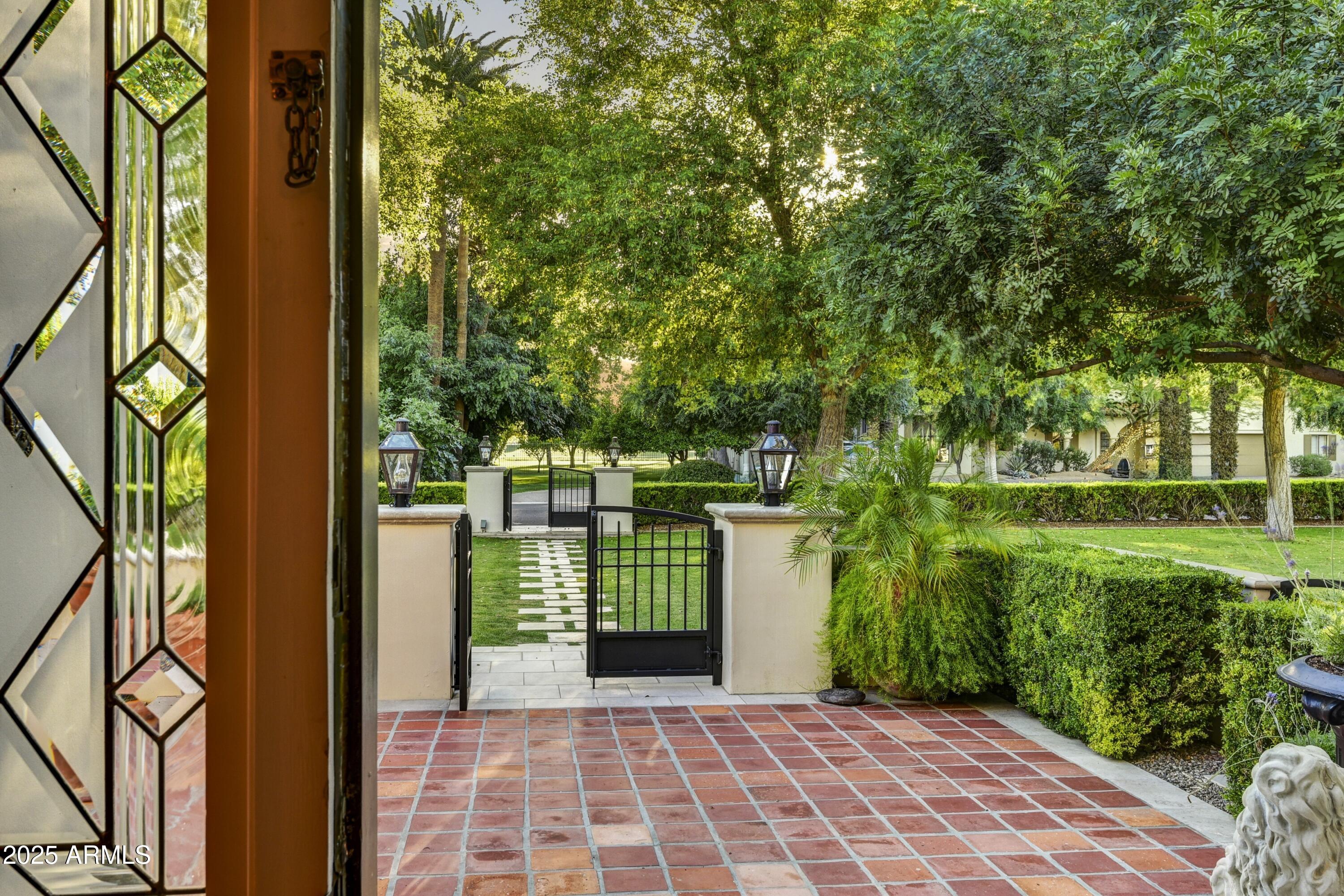 3007 N MANOR Drive W