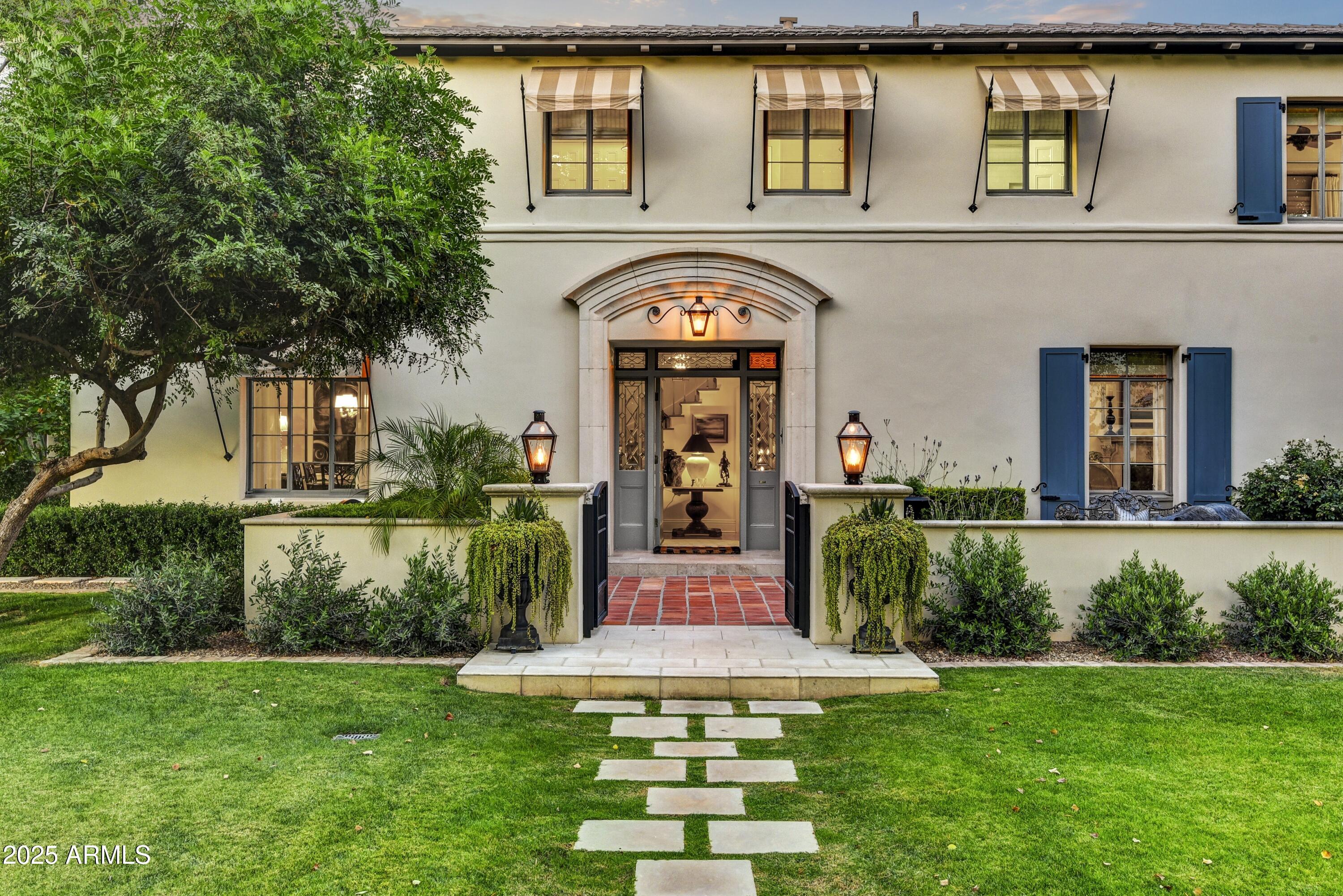 3007 N MANOR Drive W