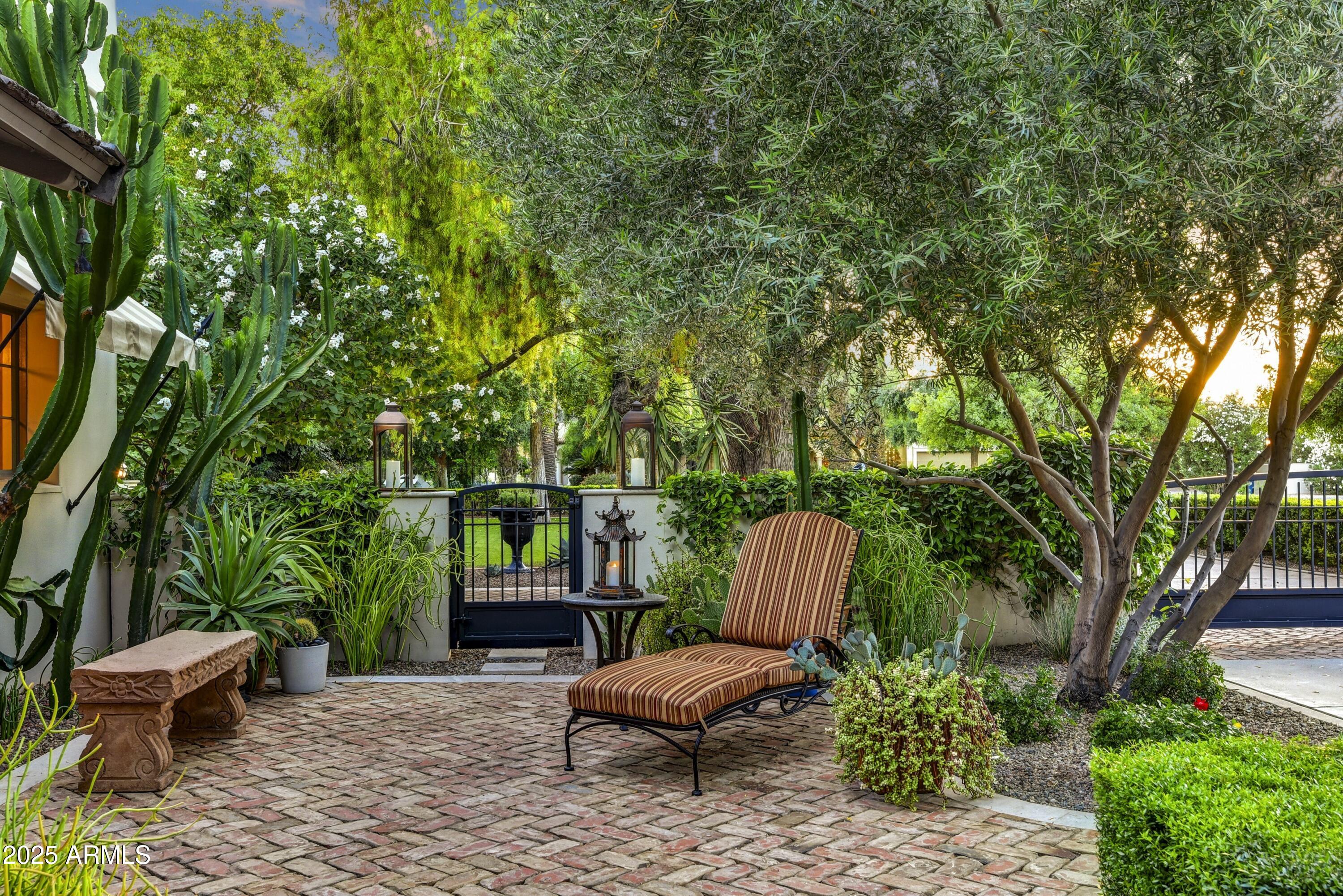 3007 N MANOR Drive W