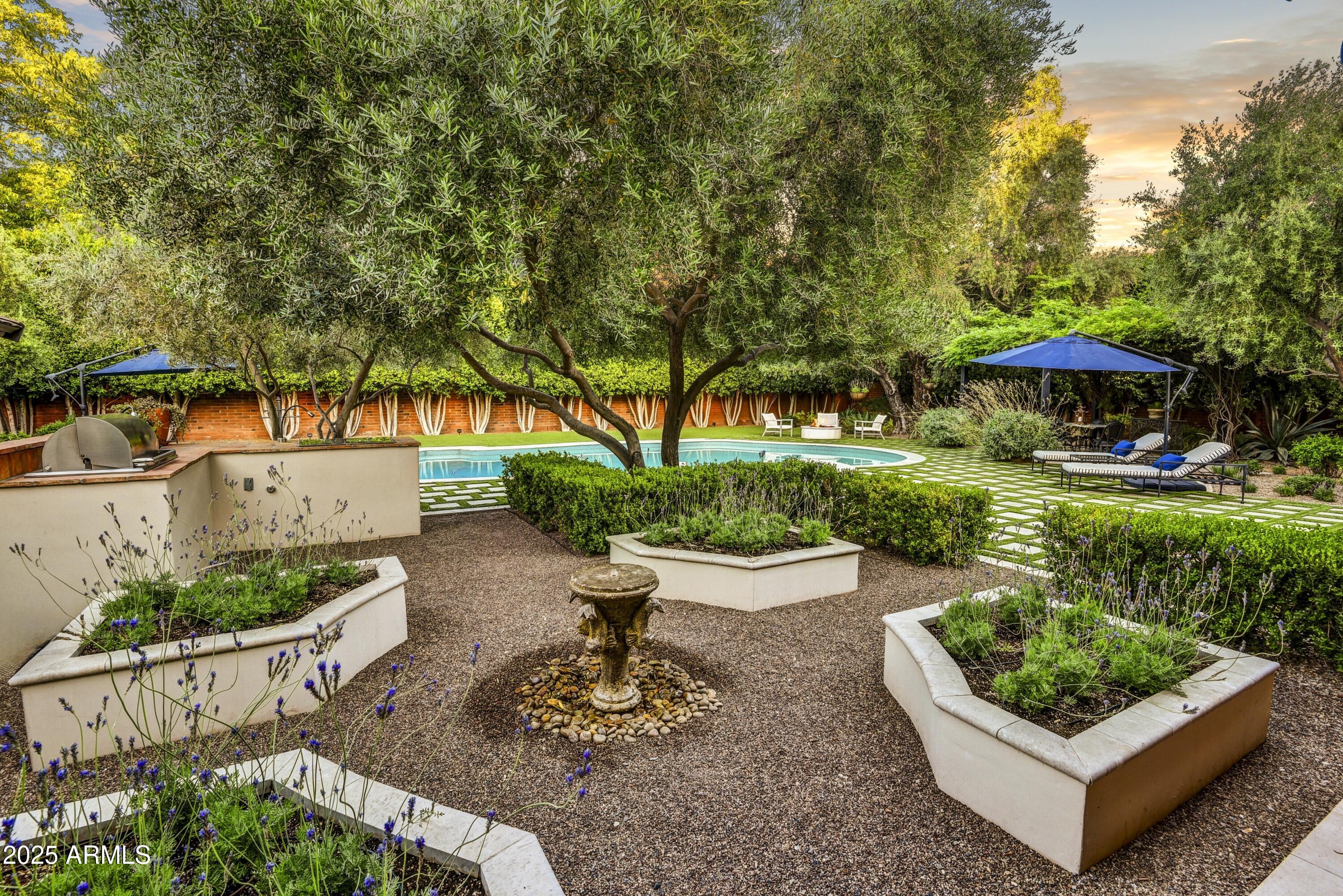 3007 N MANOR Drive W