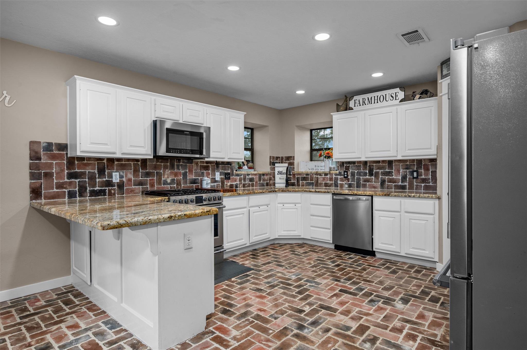 15555 Arhopulos RD