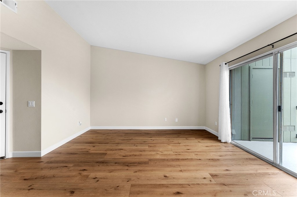 2588 Avenida Del Vista J202