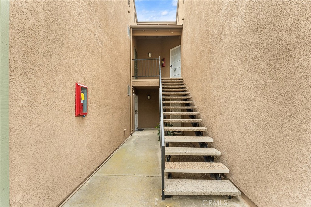 2588 Avenida Del Vista J202