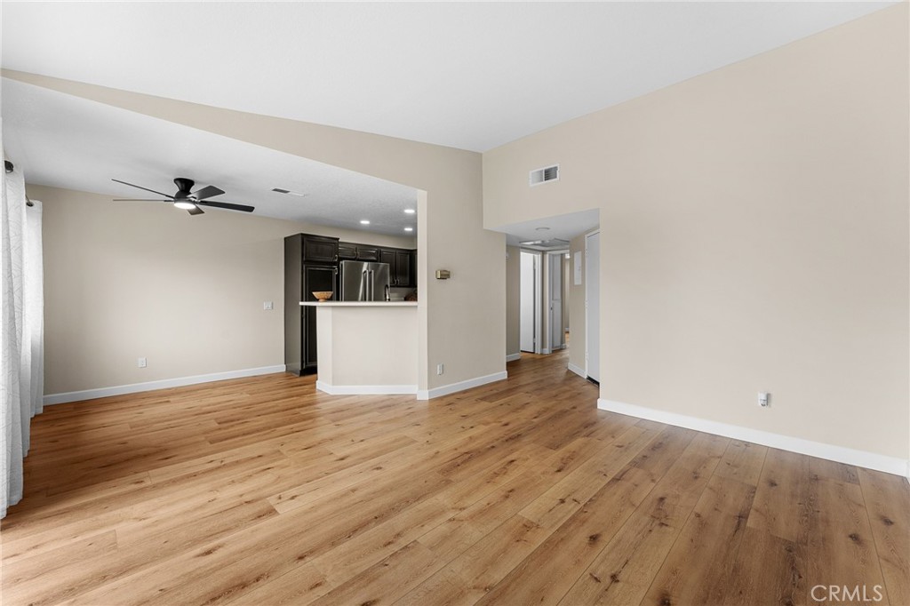 2588 Avenida Del Vista J202