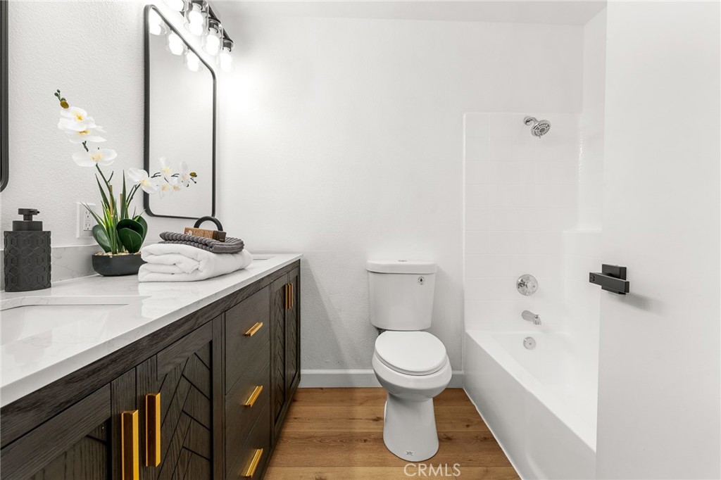 2588 Avenida Del Vista J202