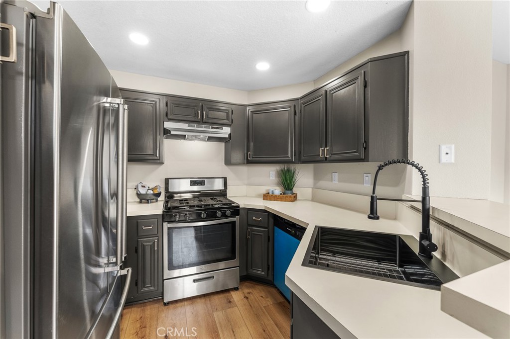 2588 Avenida Del Vista J202