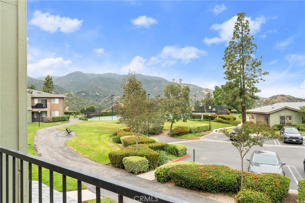 2588 Avenida Del Vista J202