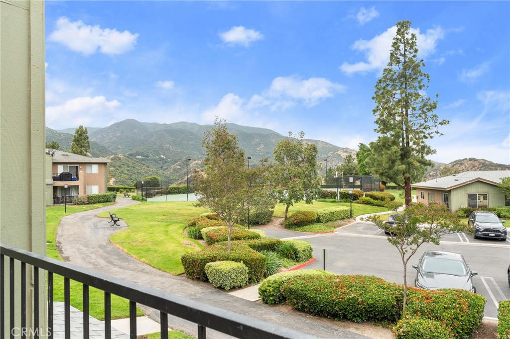 2588 Avenida Del Vista J202