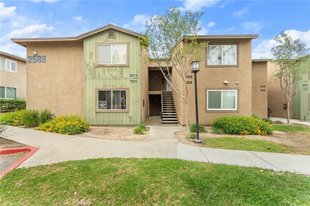 2588 Avenida Del Vista J202