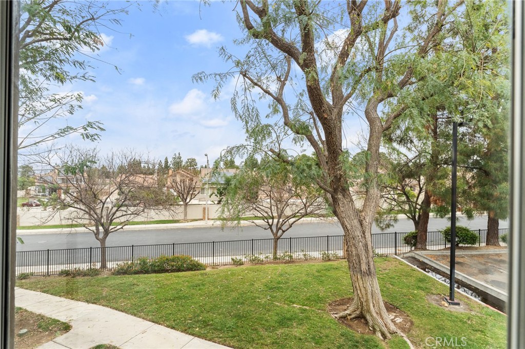 2588 Avenida Del Vista J202