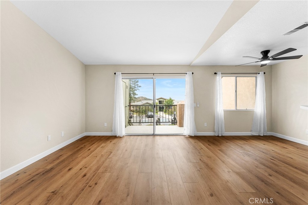 2588 Avenida Del Vista J202