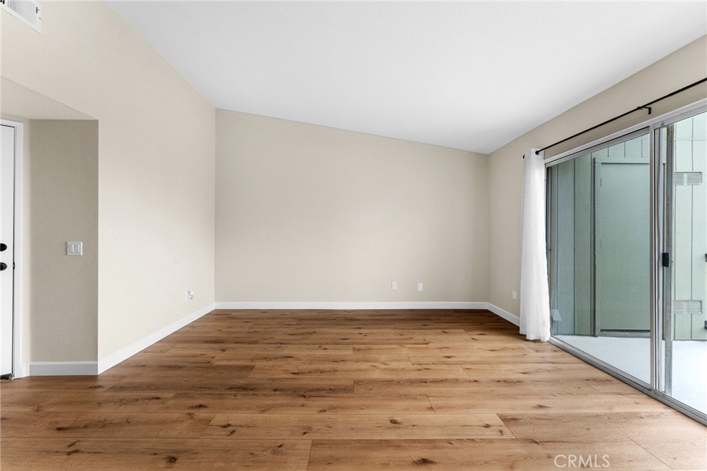 2588 Avenida Del Vista J202