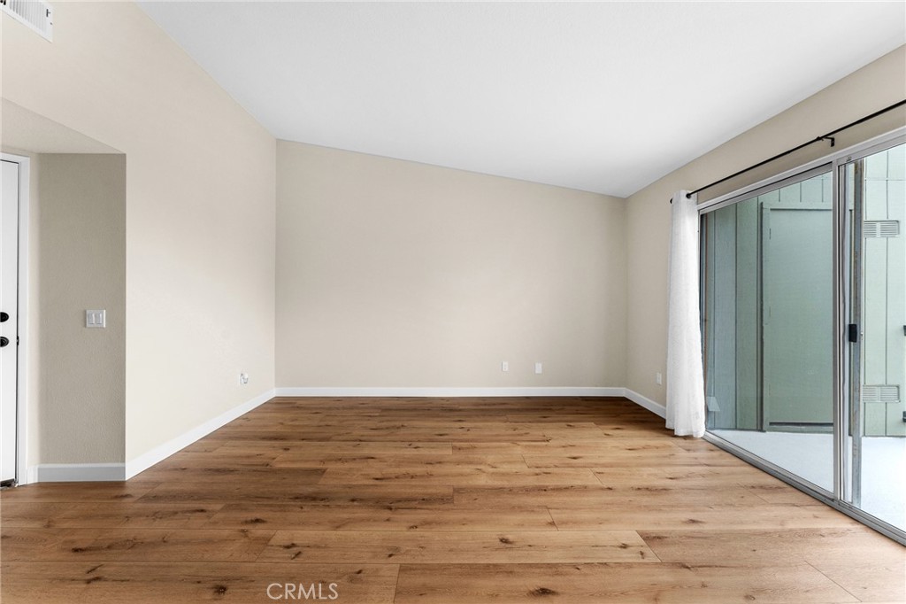 2588 Avenida Del Vista J202