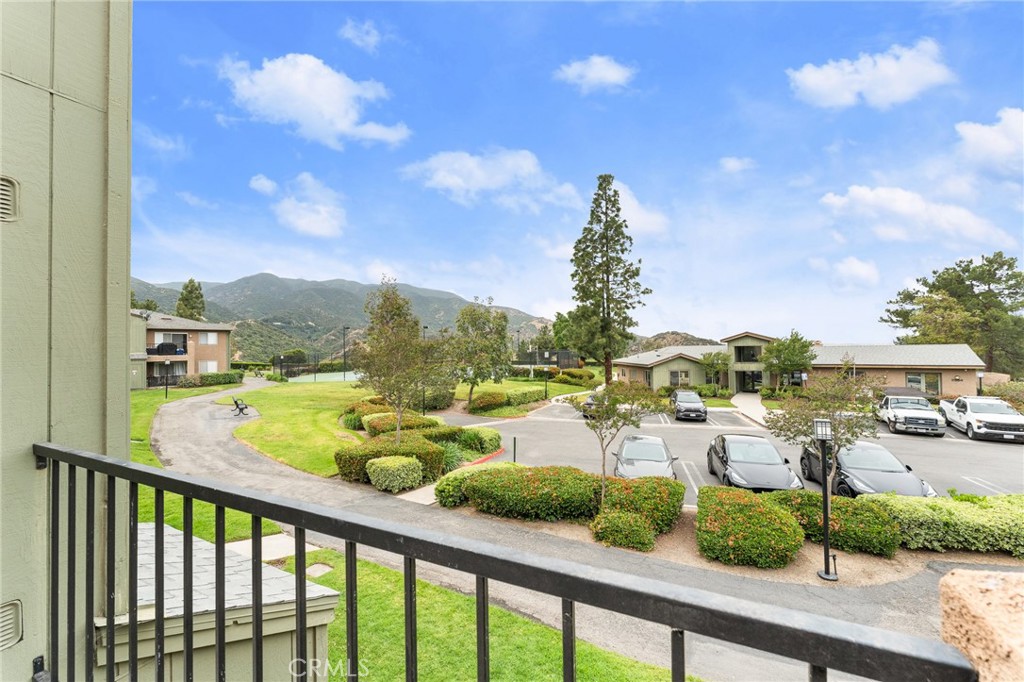 2588 Avenida Del Vista J202