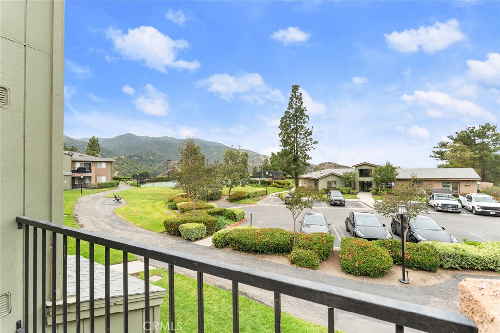 2588 Avenida Del Vista J202