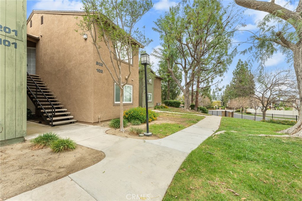 2588 Avenida Del Vista J202