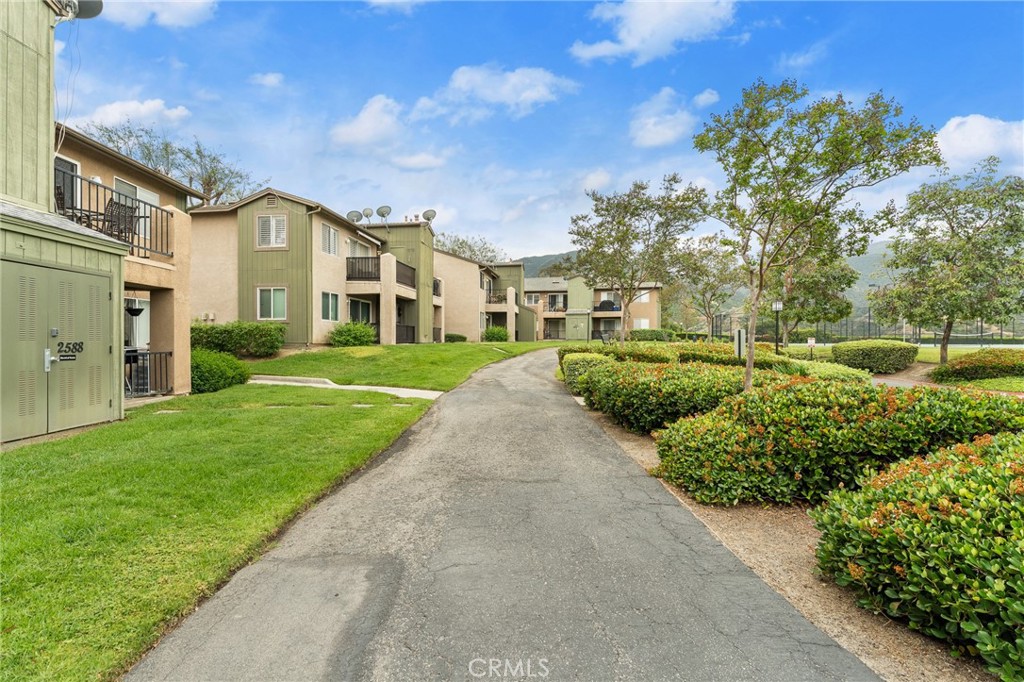 2588 Avenida Del Vista J202