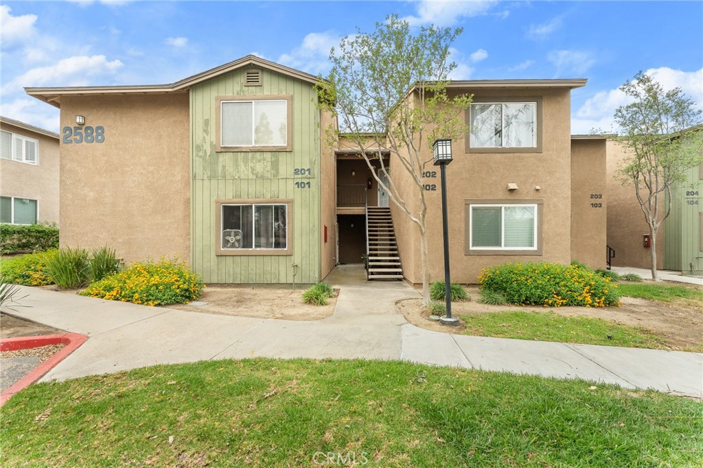 2588 Avenida Del Vista J202