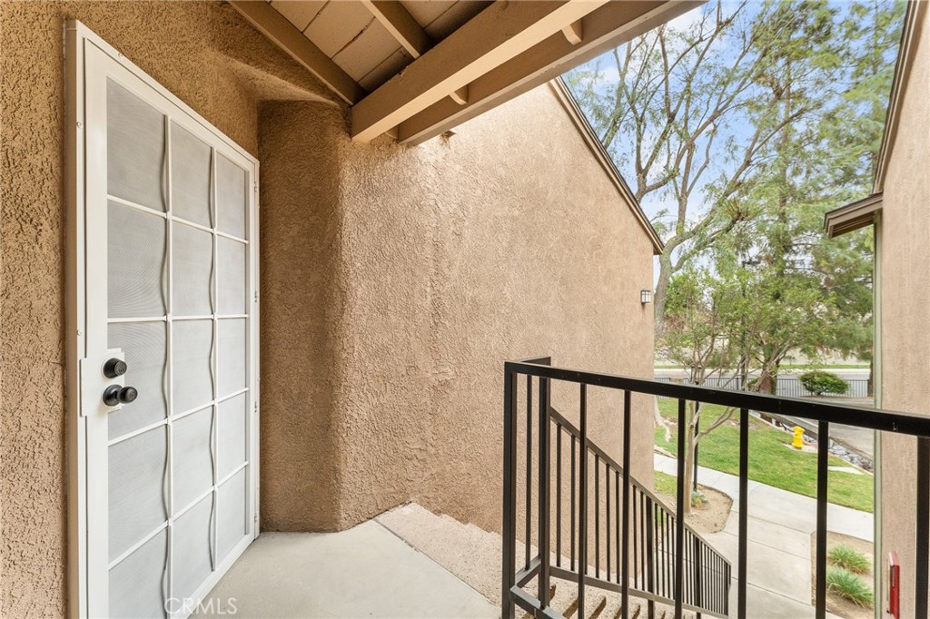 2588 Avenida Del Vista J202