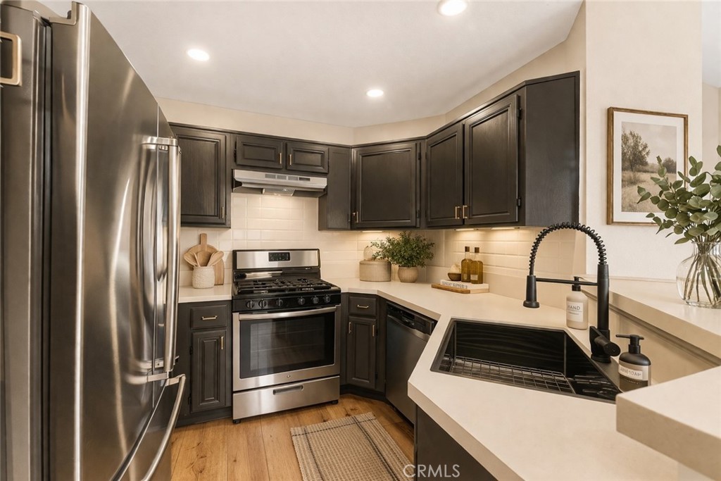 2588 Avenida Del Vista J202