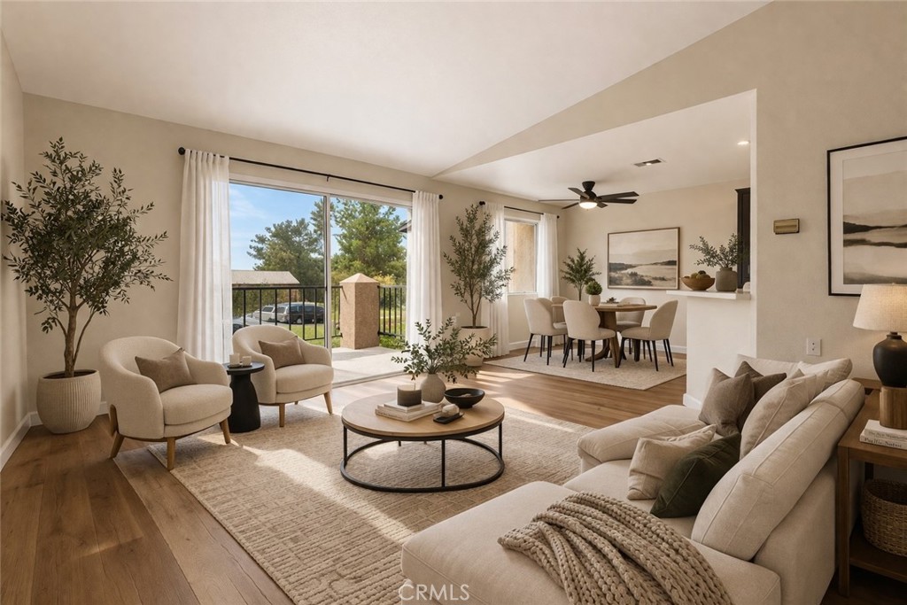 2588 Avenida Del Vista J202