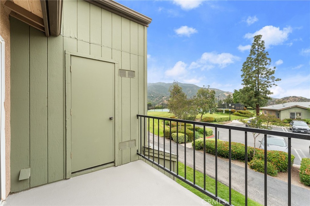 2588 Avenida Del Vista J202