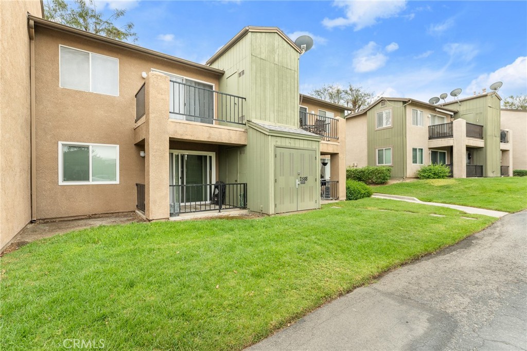 2588 Avenida Del Vista J202