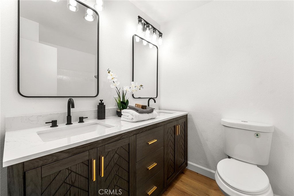 2588 Avenida Del Vista J202