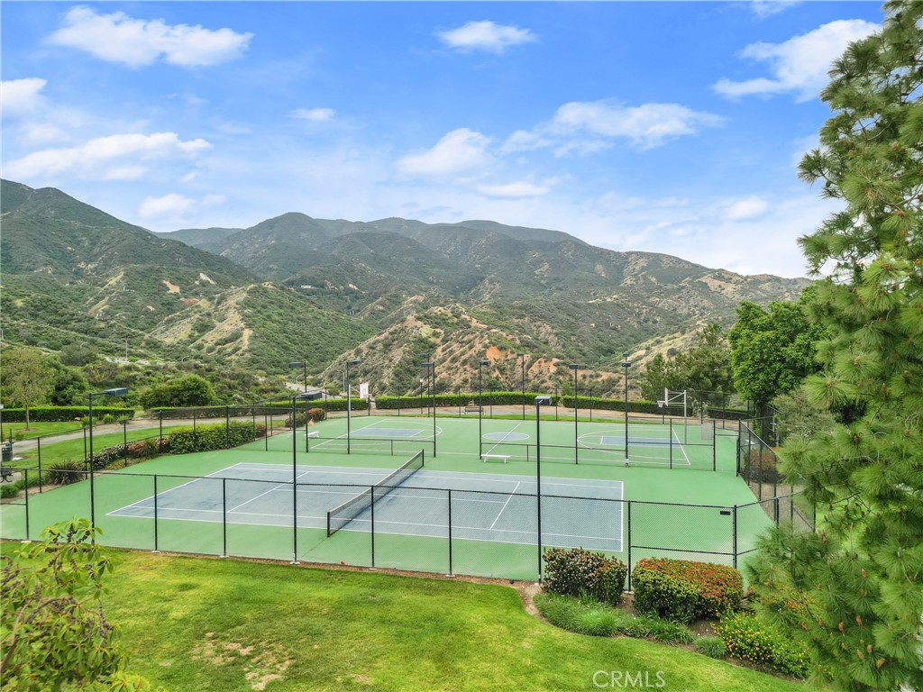 2588 Avenida Del Vista J202