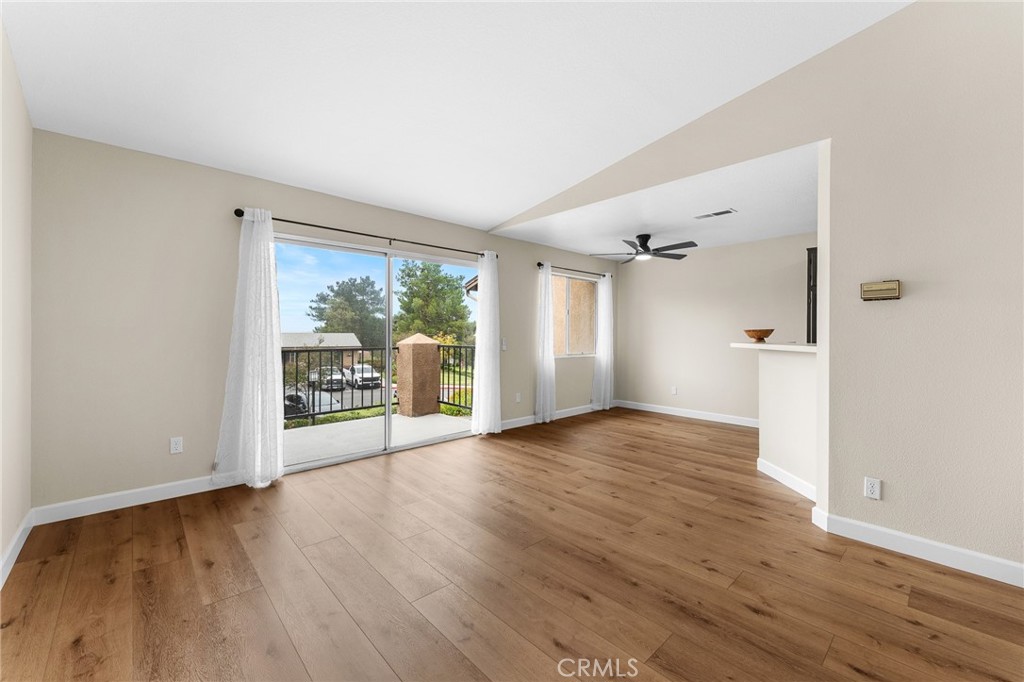 2588 Avenida Del Vista J202